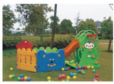 Plastic ball pit with slide
